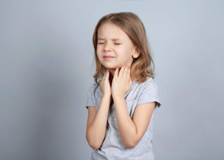 ¿Cómo atenuar el dolor de garganta en niños?